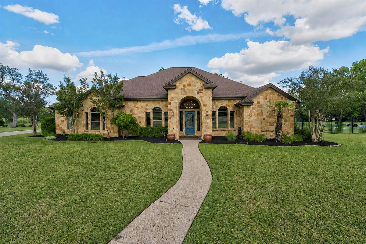 416 Shadywood Ln — exterior