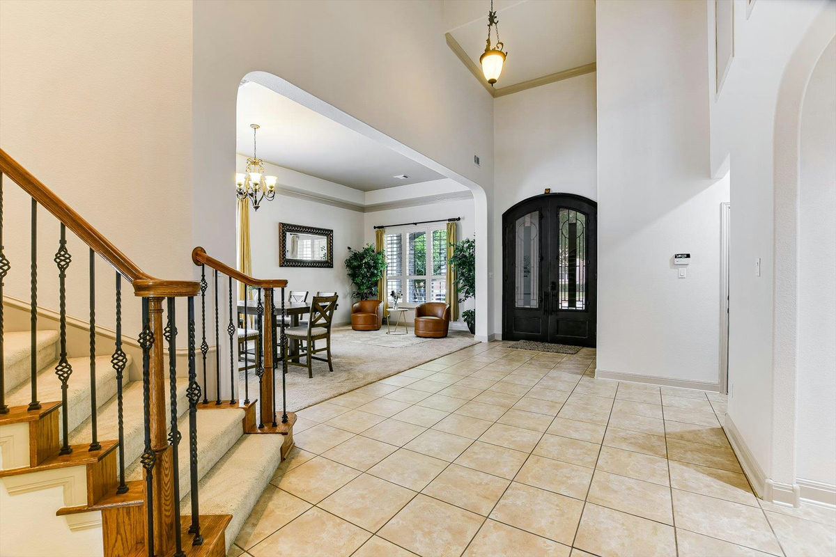 2300 Aldworth Dr — photo 2