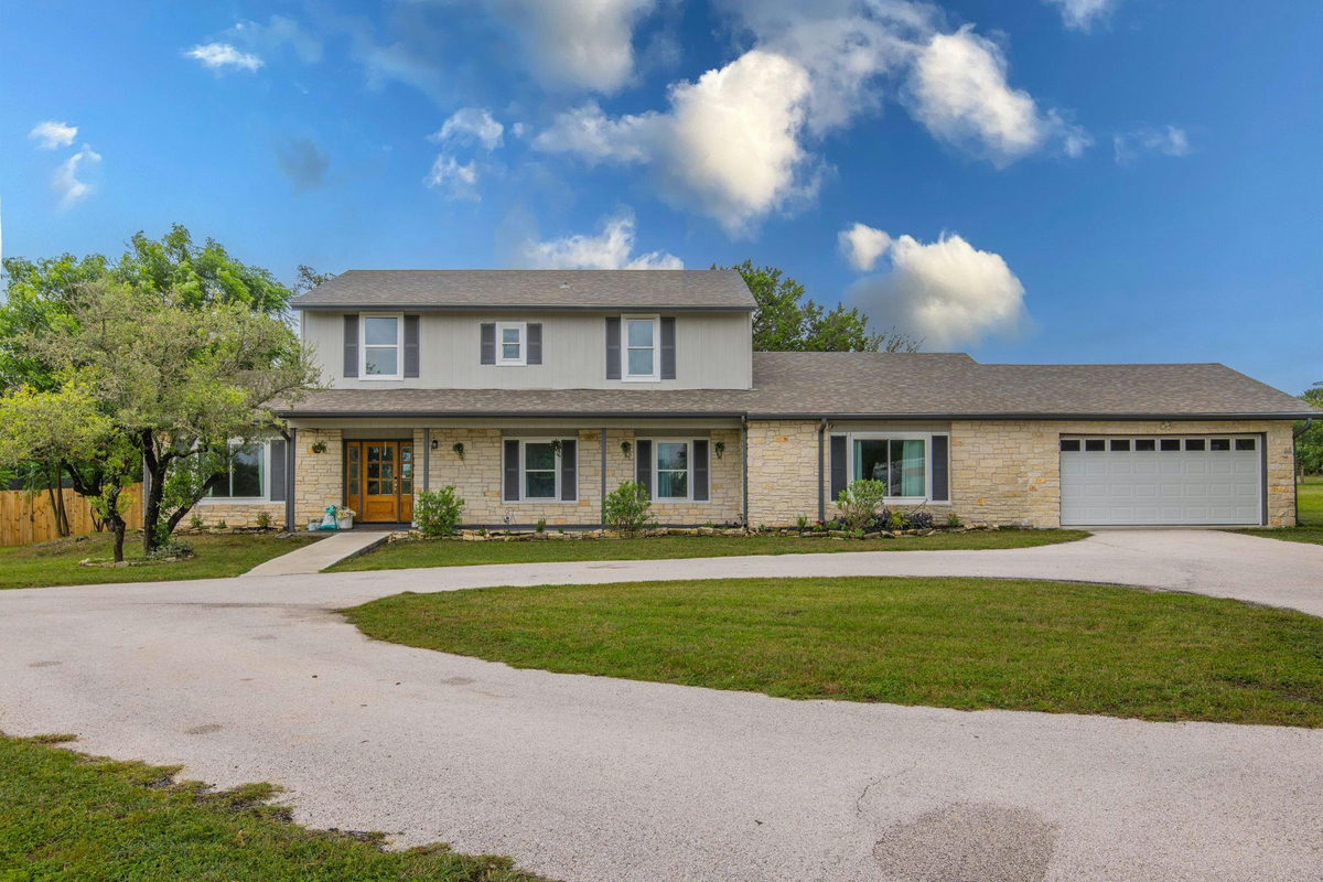 411 Carriage Oaks Dr — exterior