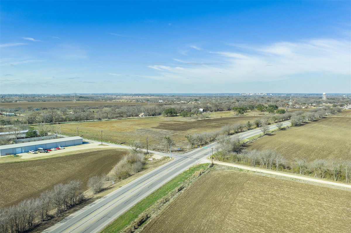 600 NW River Rd — photo 2