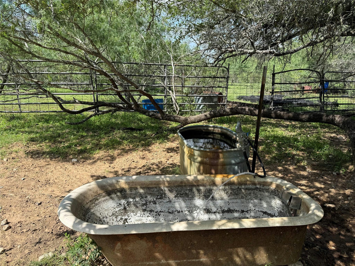 1880 Fm 2571 — photo 5
