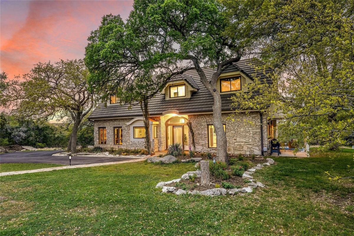 8004 Golden Oaks Ln — exterior