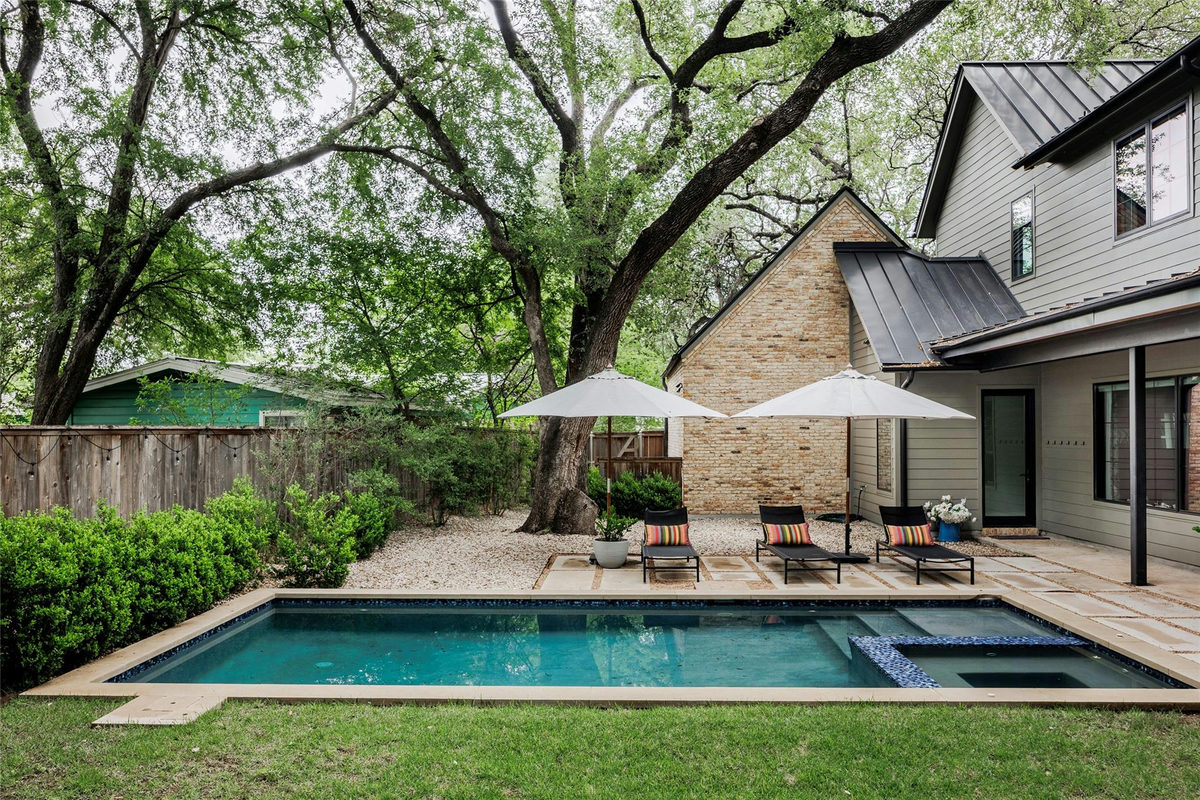 2311 Westoak Dr — exterior