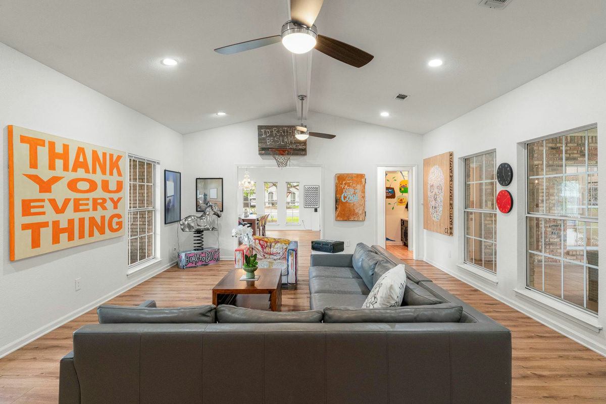400 Hackberry St — photo 2