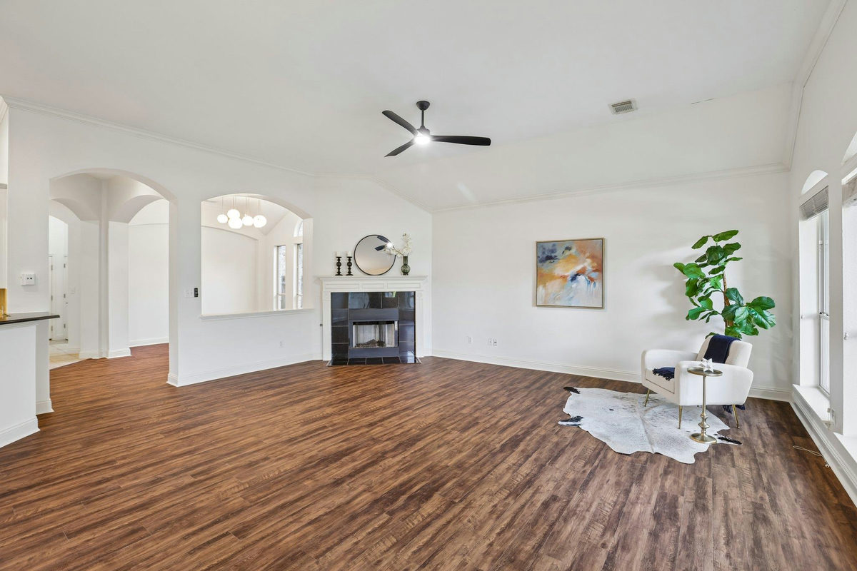 1017 Horseback Holw — exterior