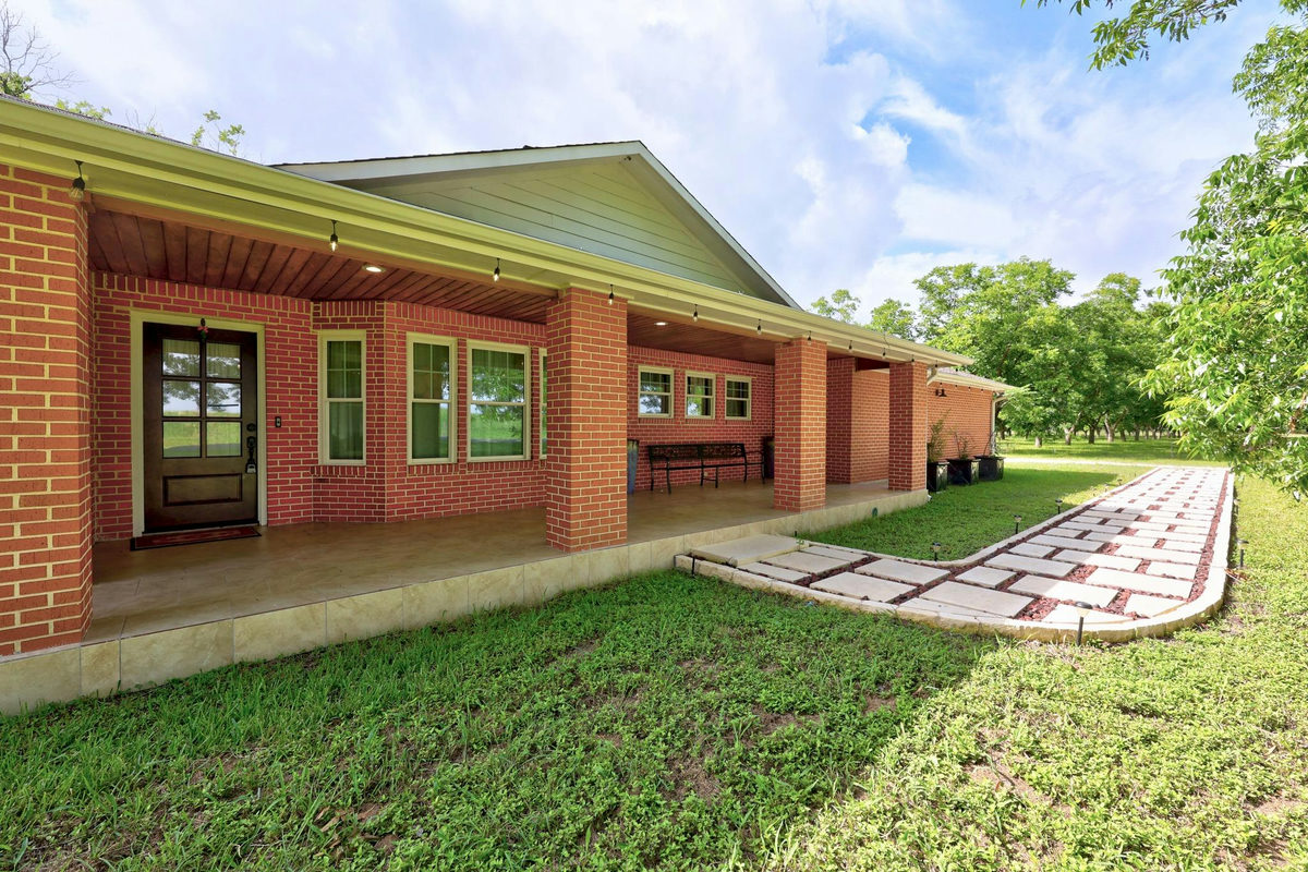 3717 Buck Ln — photo 2