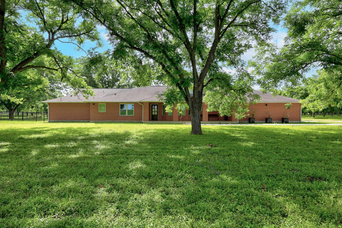 3717 Buck Ln — exterior