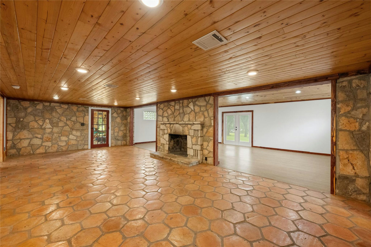 704 Fm 2325 — photo 5