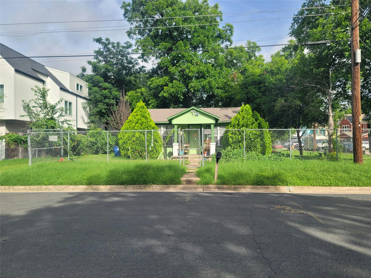 1104 Brass St — exterior