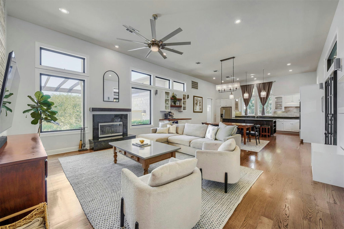 220 Clubhouse Dr — photo 2