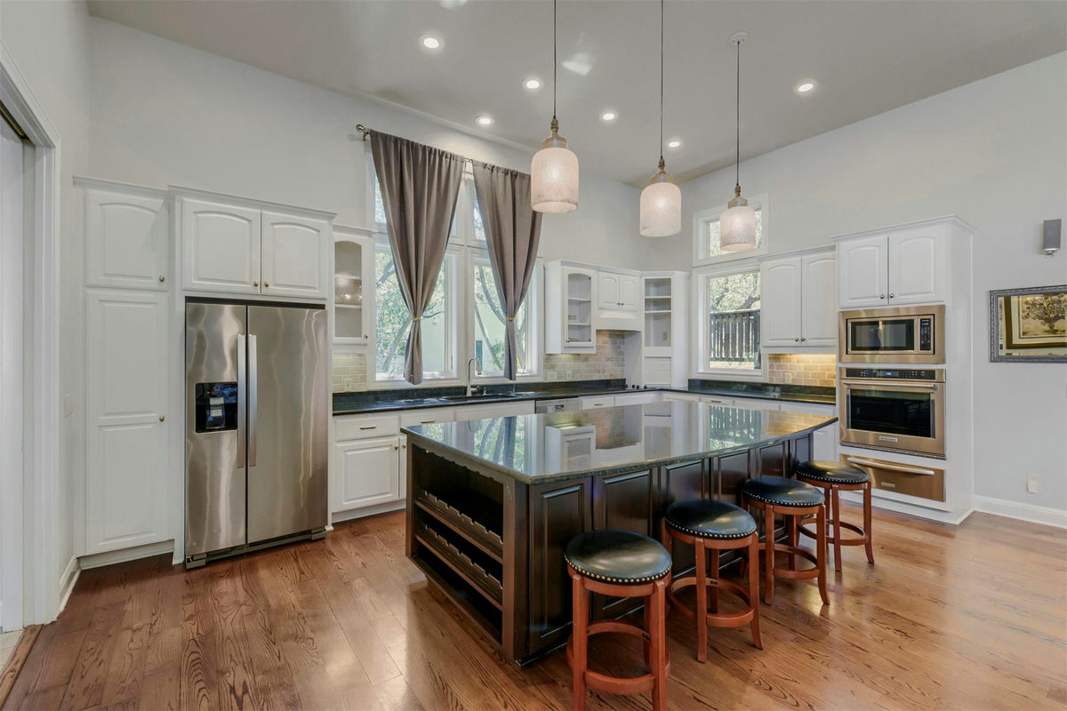 220 Clubhouse Dr — photo 3