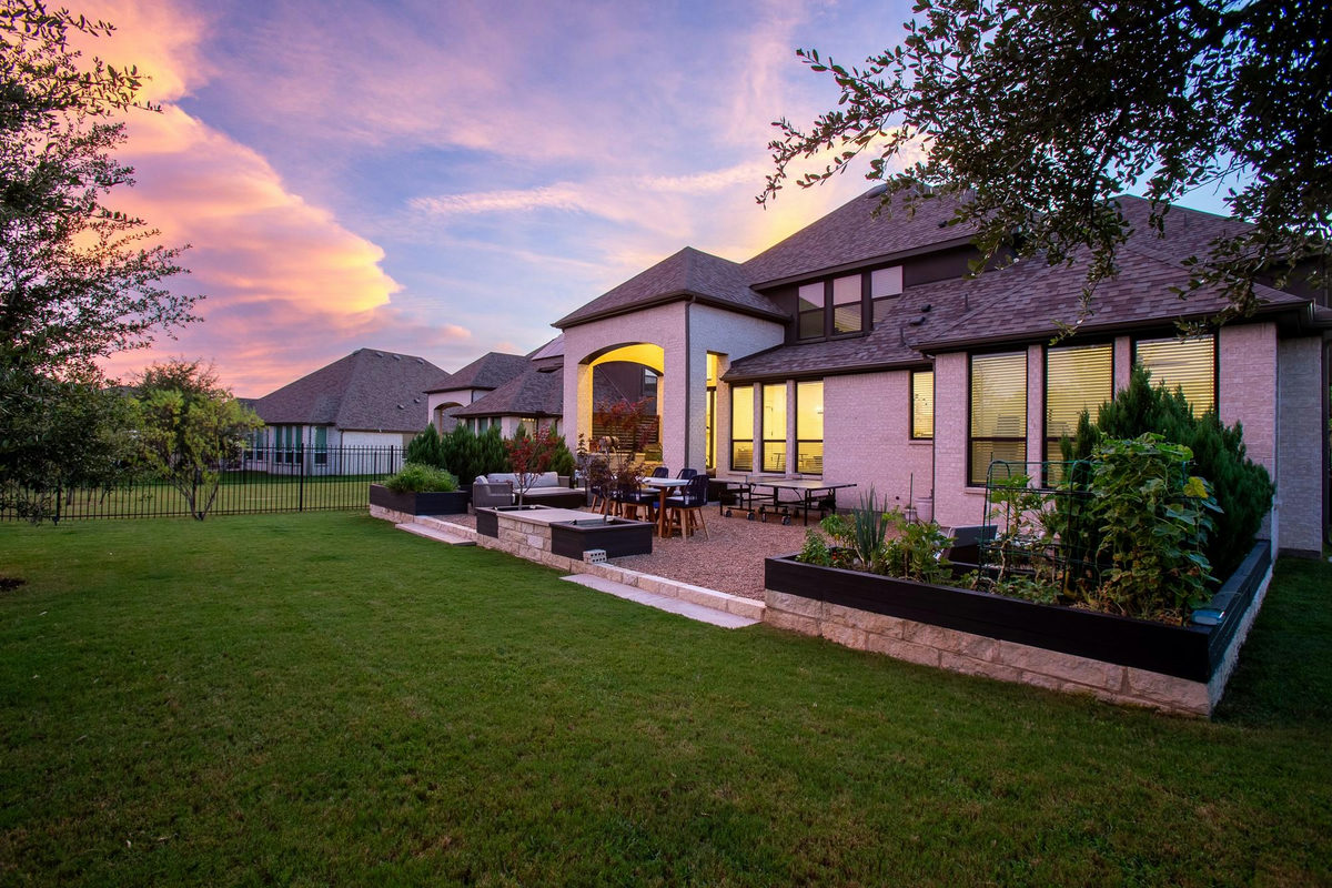 668 Two Creeks Ln — exterior