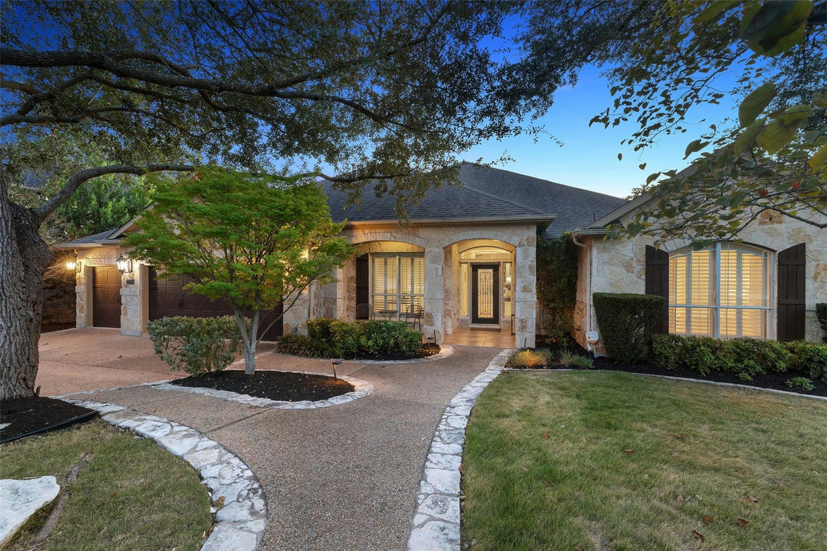 581 Aspen Dr — photo 2