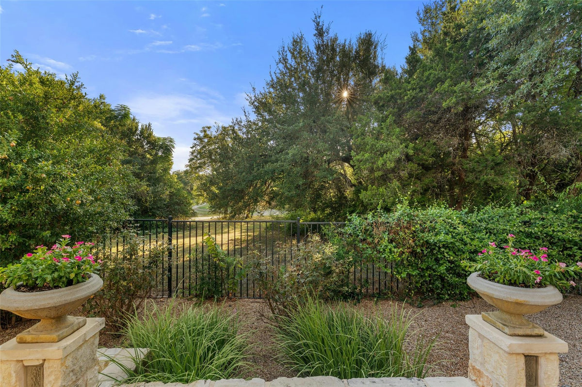 581 Aspen Dr — photo 3