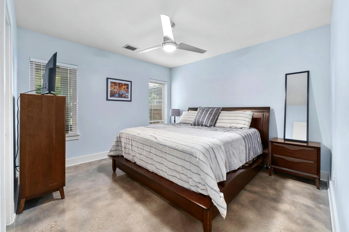 604 W LIVE OAK St — photo 4