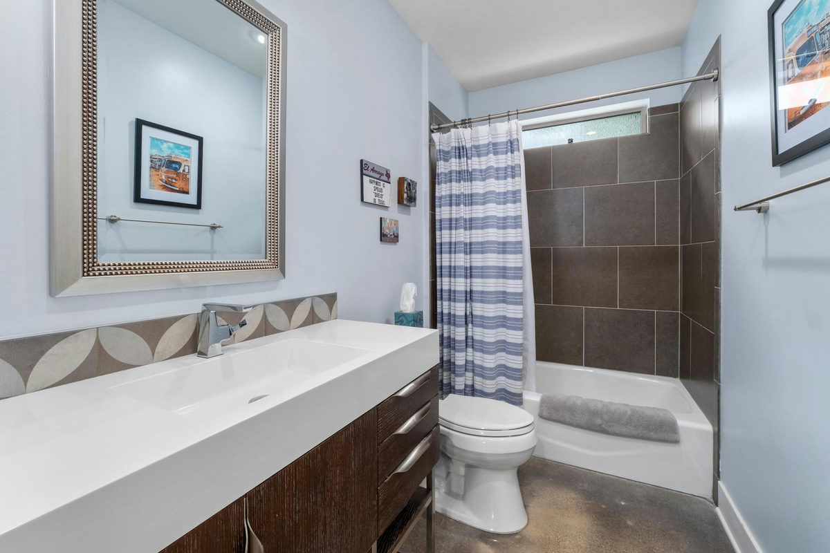 604 W LIVE OAK St — photo 5