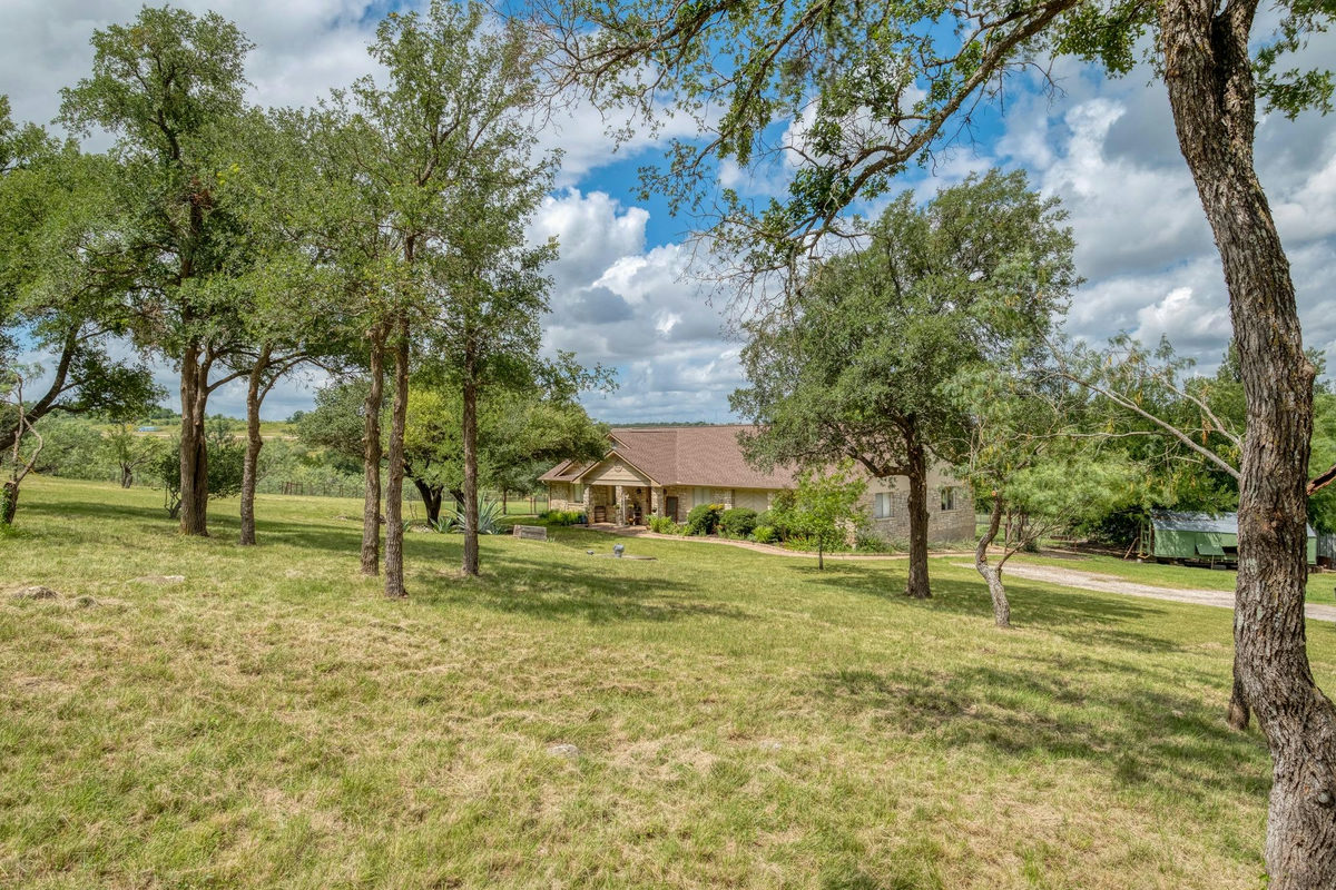 701 Berry Ln — exterior