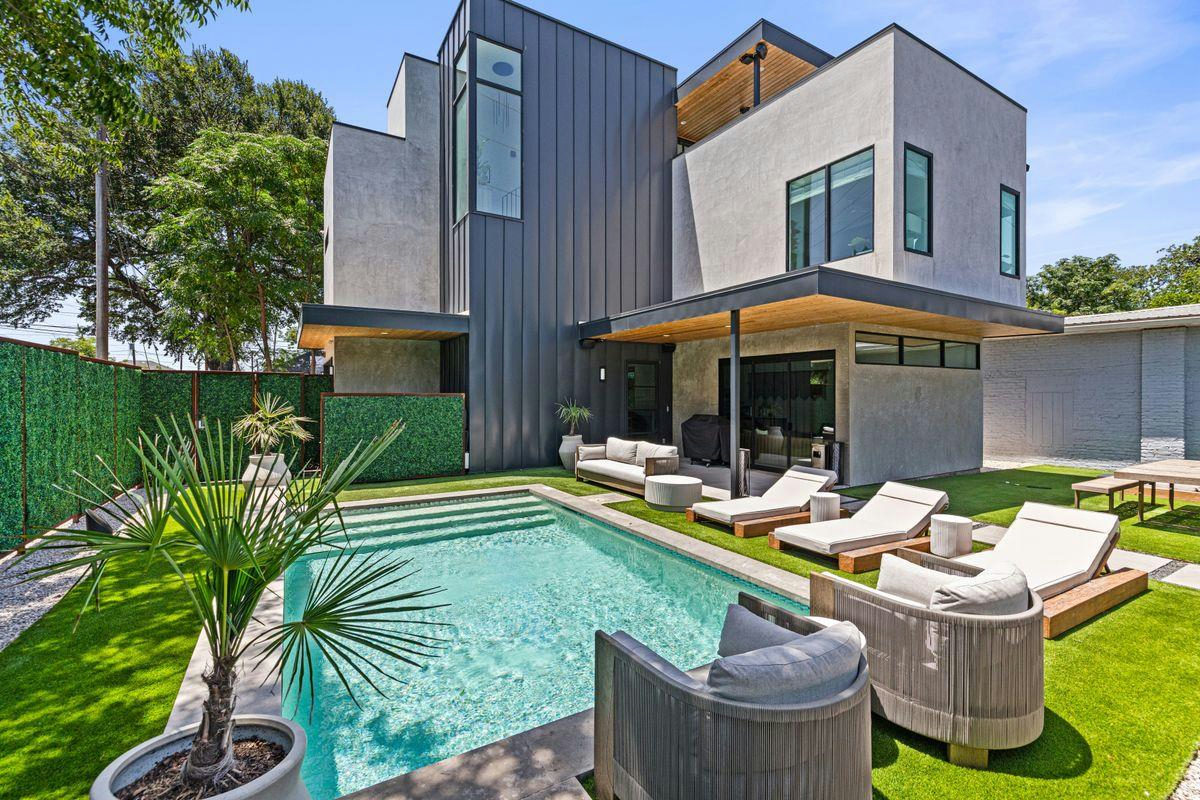 1304 Comal St — exterior