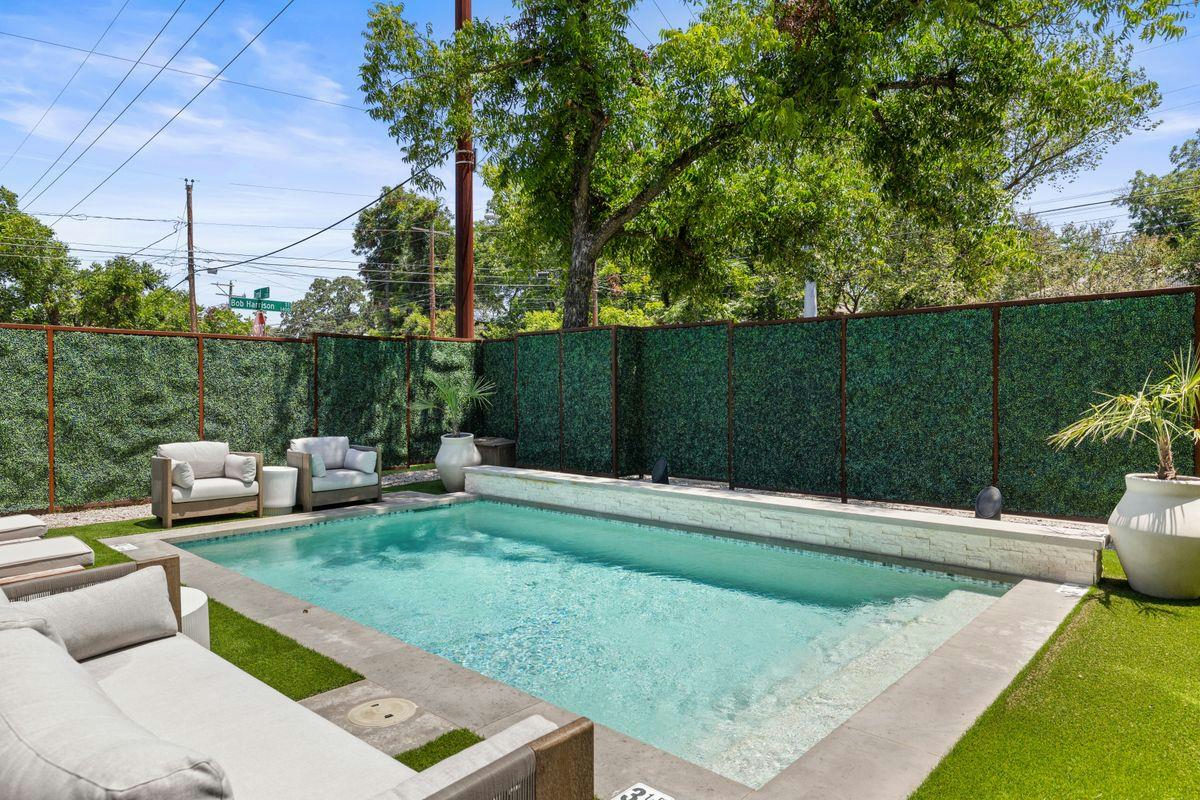 1304 Comal St — photo 2