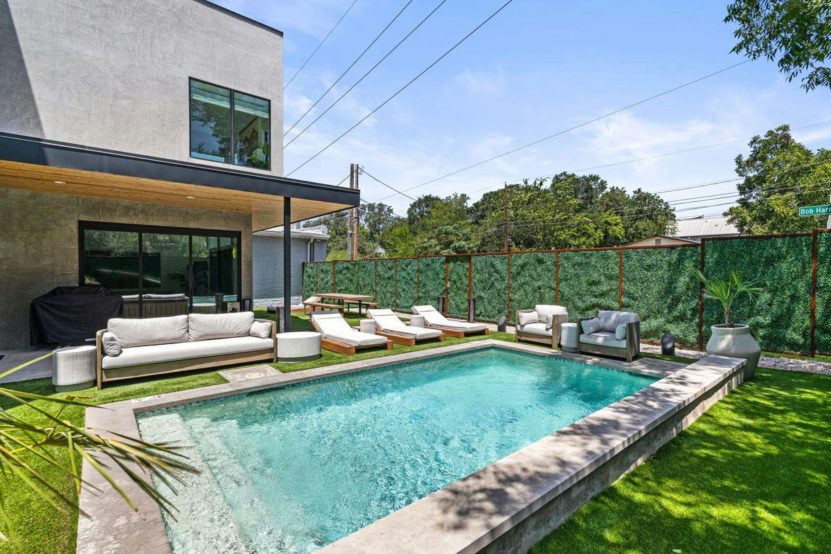 1304 Comal St — photo 3