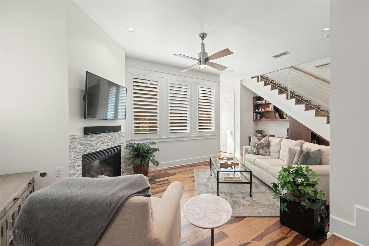 1227 Newning Ave #10 — photo 2