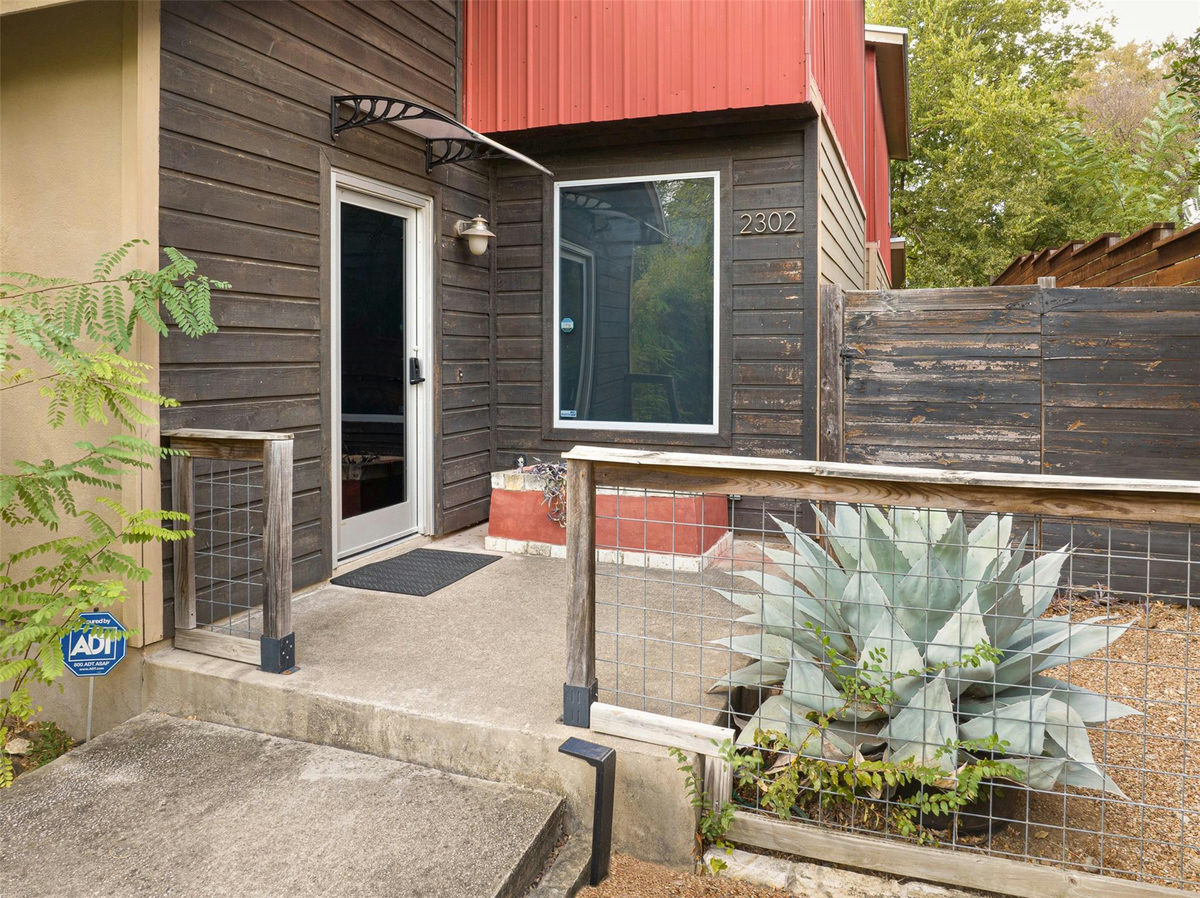 2302 E 9th St — photo 2