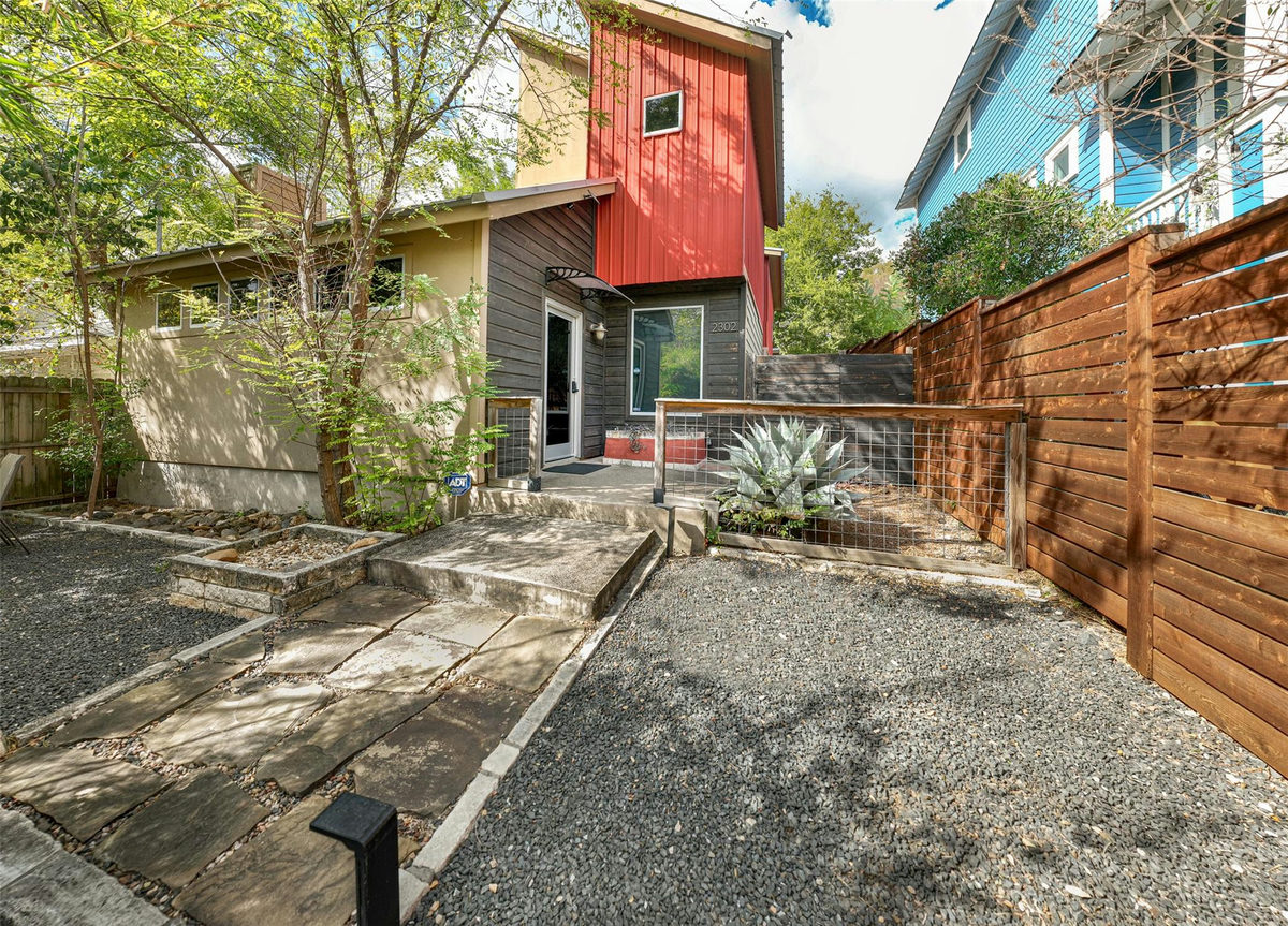 2302 E 9th St — photo 3