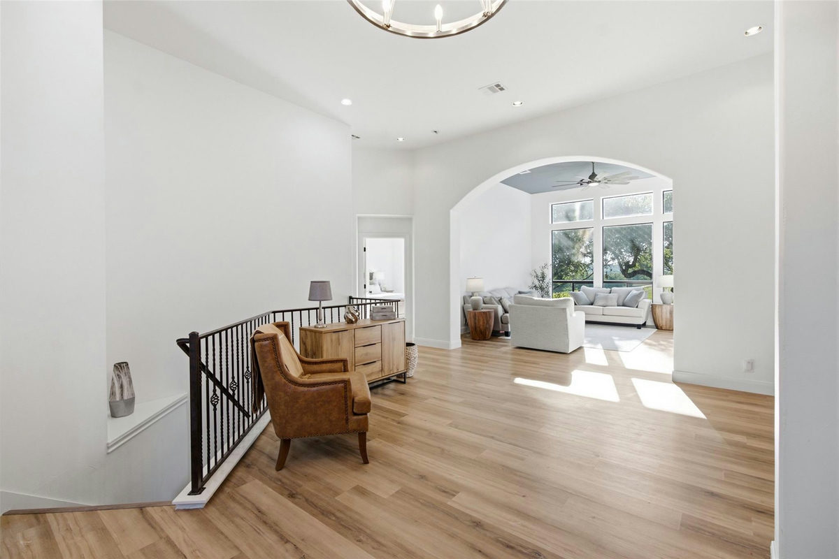 108 Crest View Dr — photo 2
