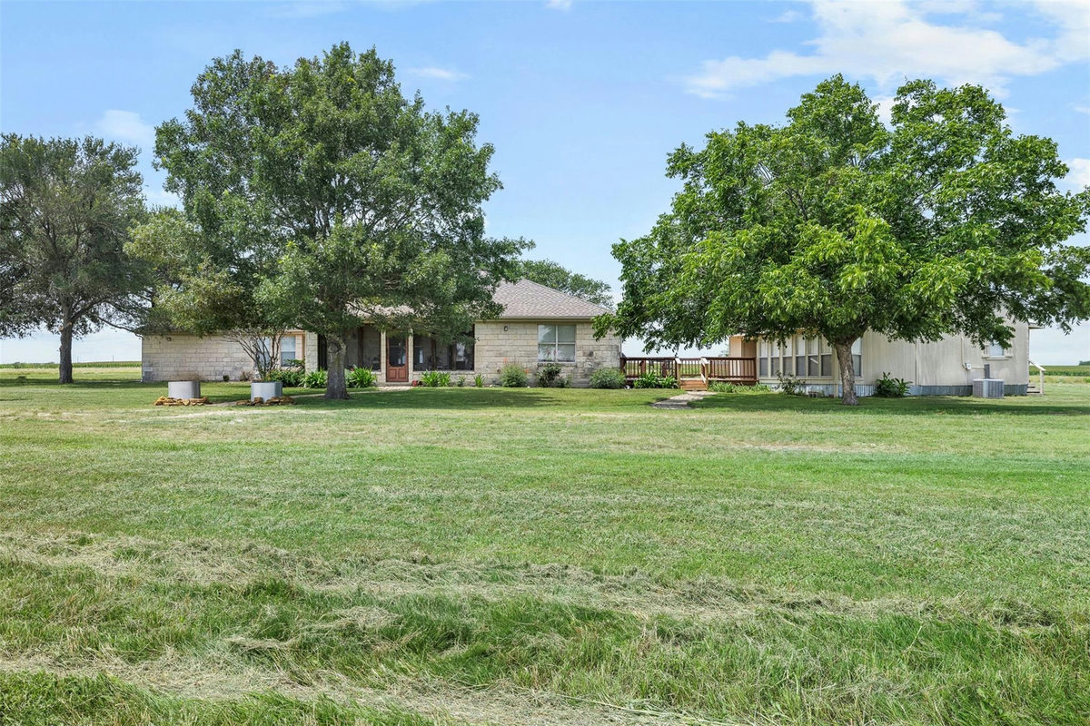 1542 County Road 451 — exterior