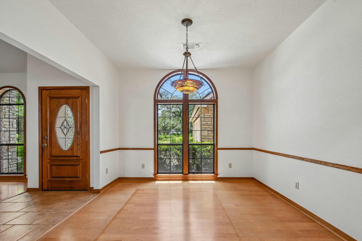 302 Mesa Dr — photo 4