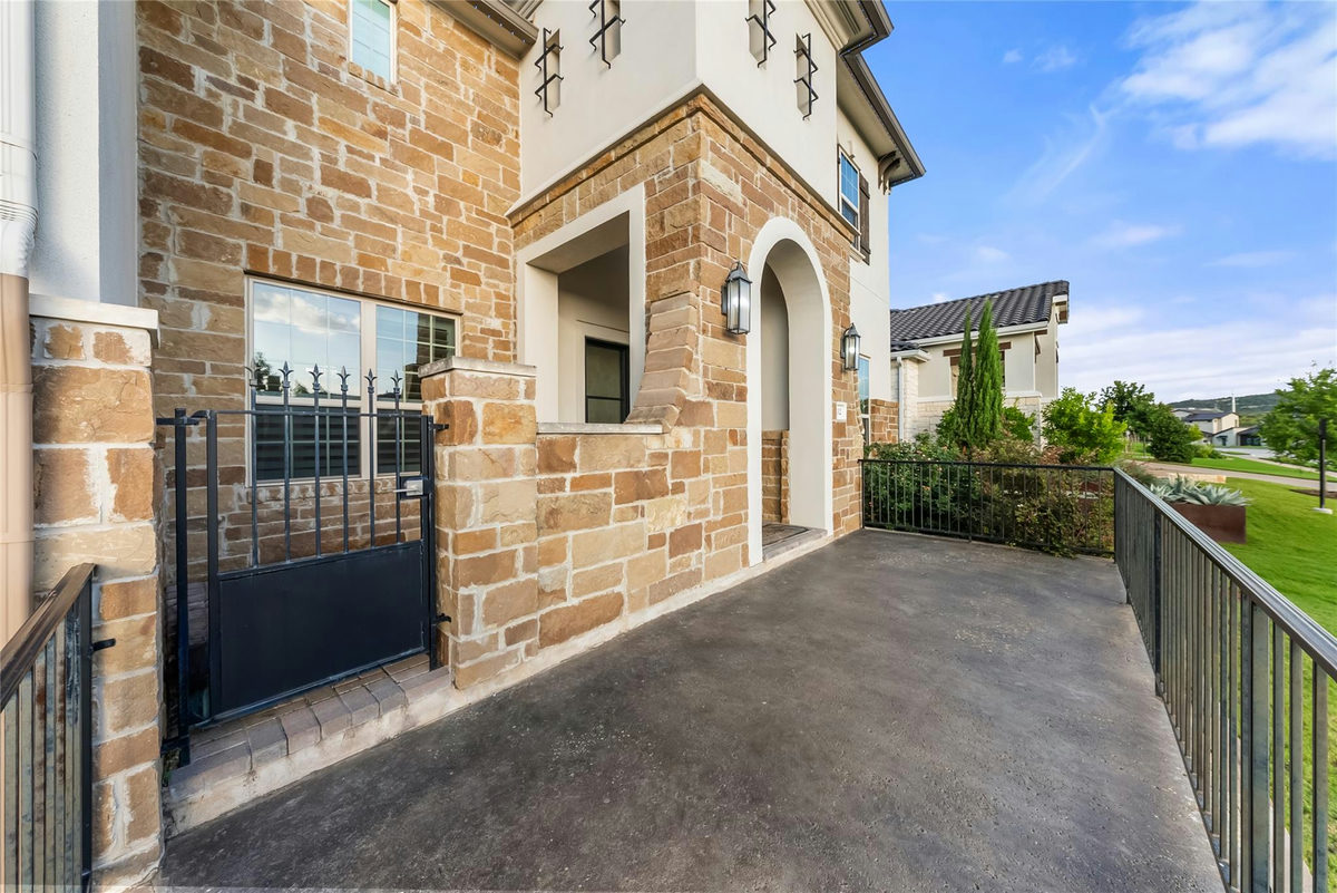 312 Bisset Ct — photo 4