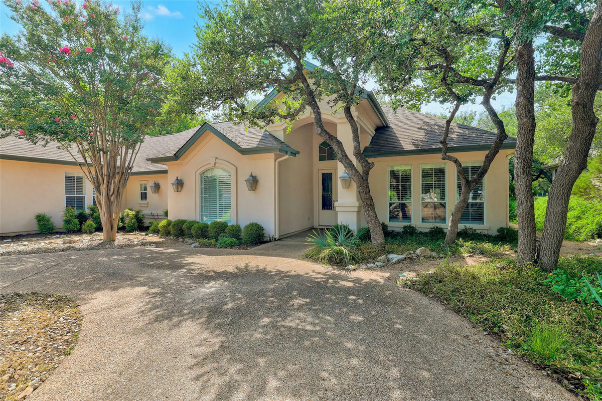 33 Meadows End — exterior