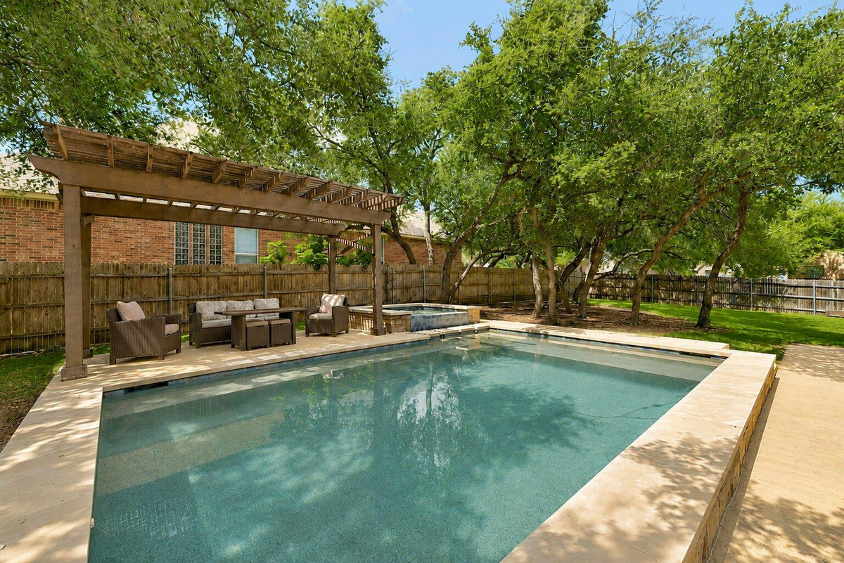 1385 Pine Forest Cir — exterior