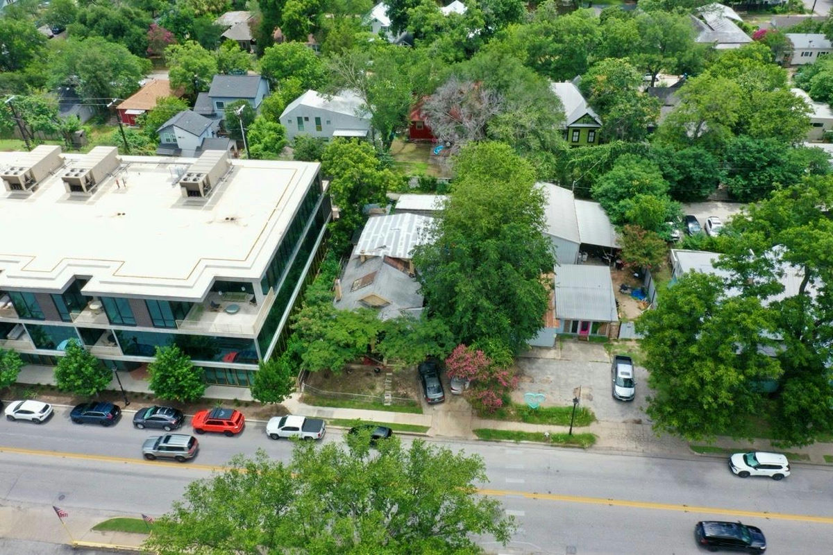1409 E Cesar Chavez St — exterior