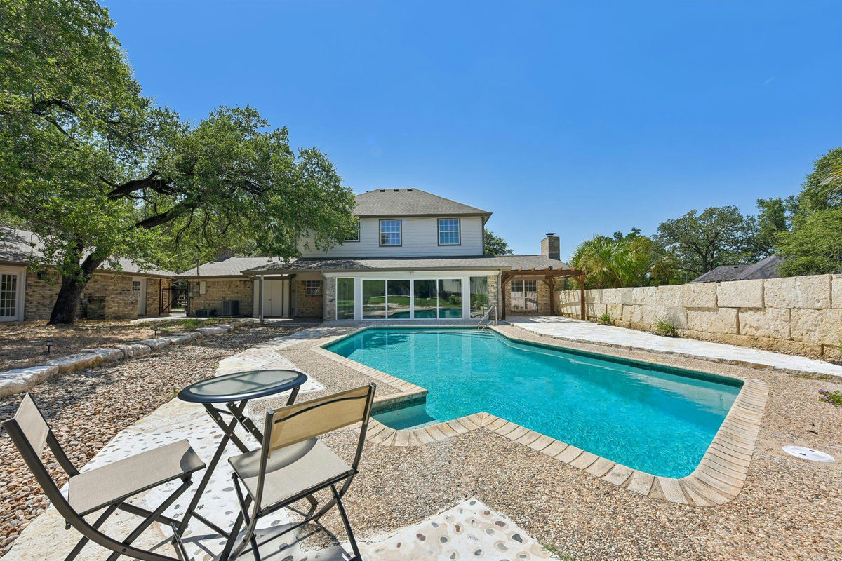 1915 Oak Forest Dr — exterior