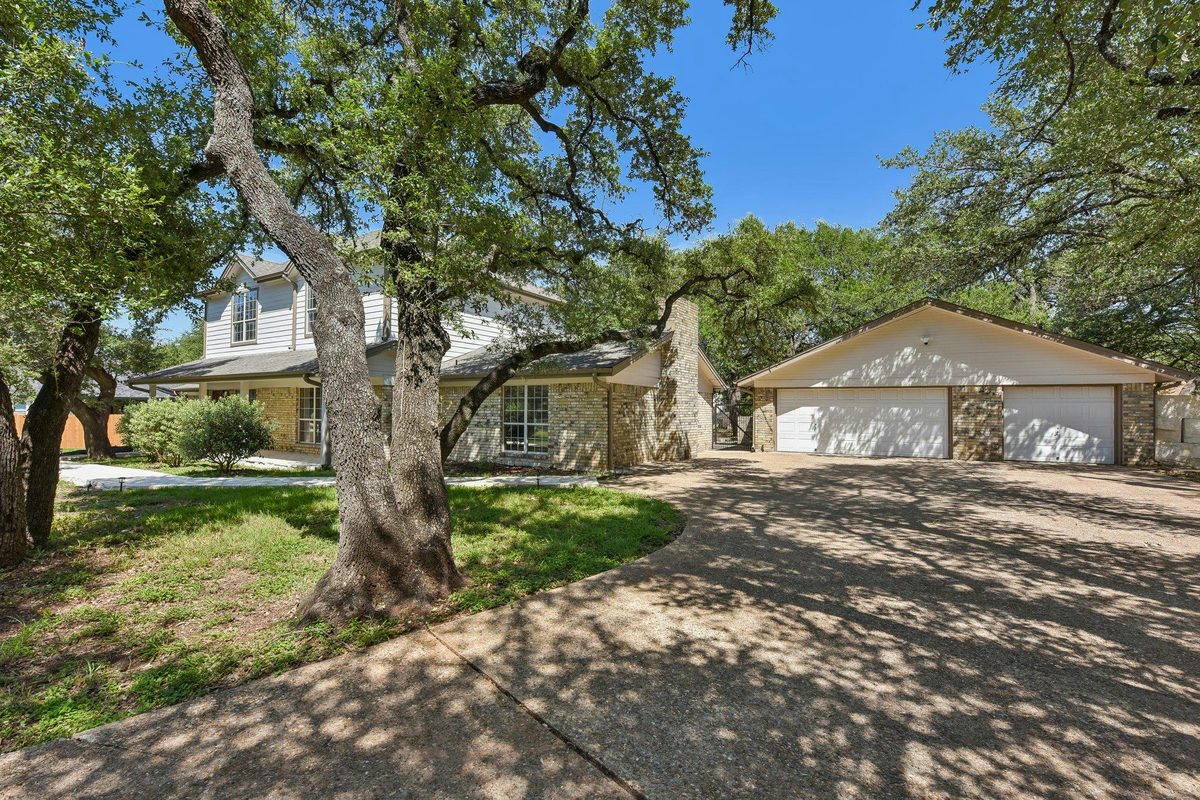 1915 Oak Forest Dr — photo 2