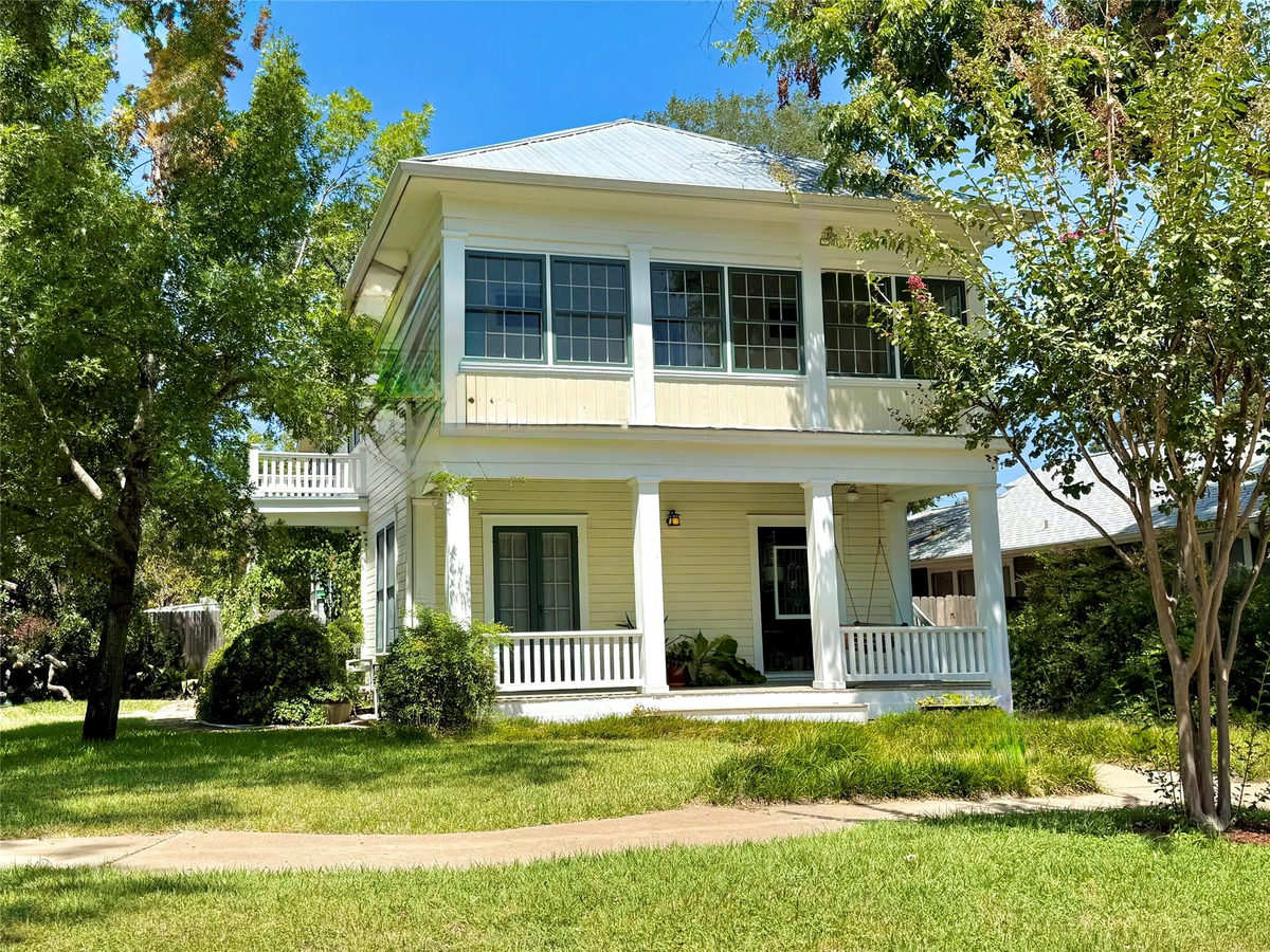 200 W 40th St — exterior