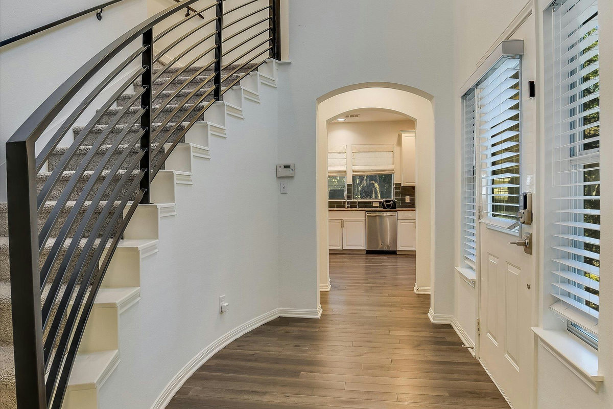 1011 Brodie St #8 — photo 3