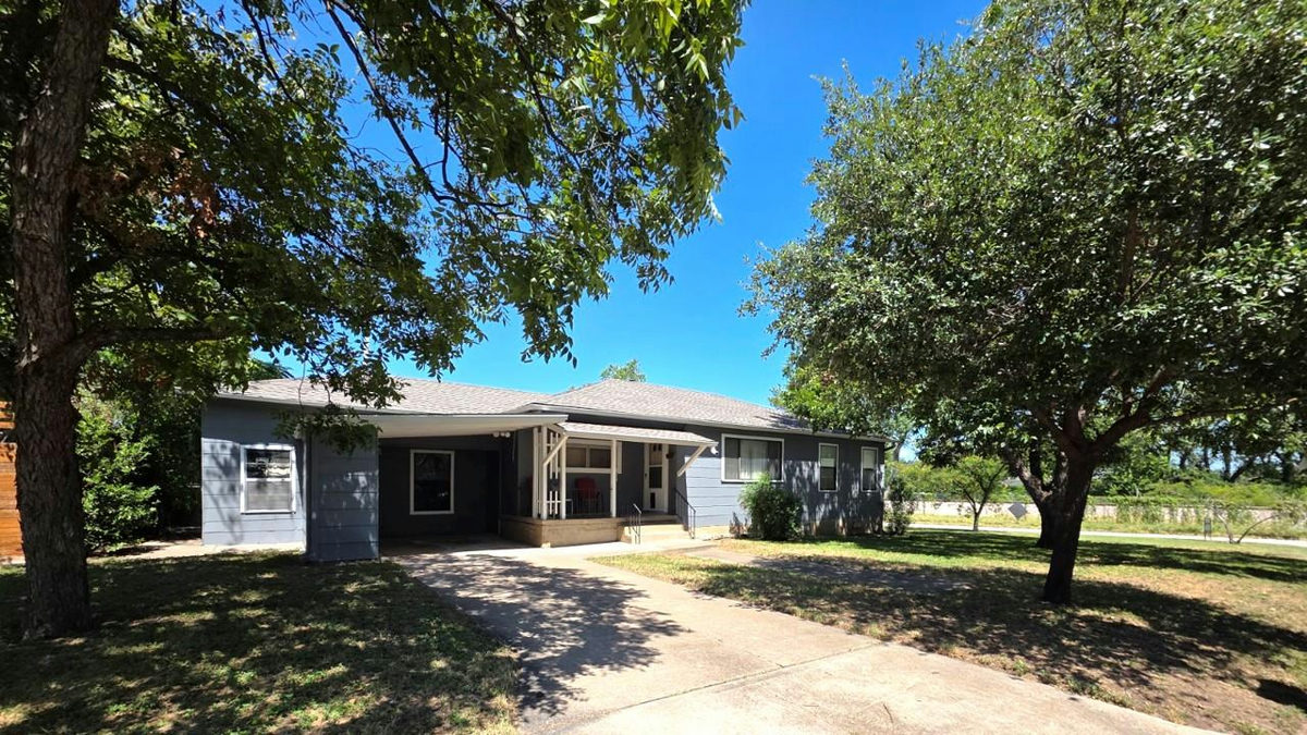 1028 Ellingson Ln — photo 2