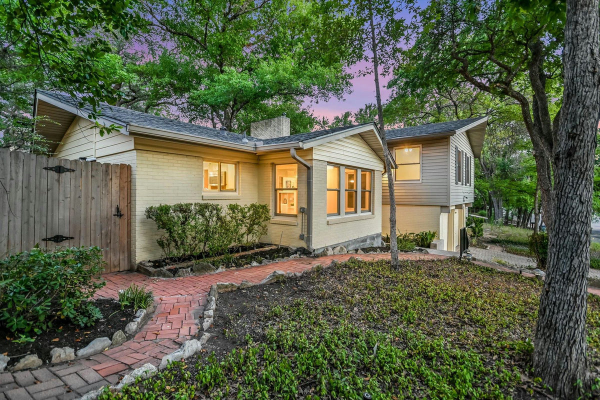 1113 BLUEBONNET Ln — photo 2