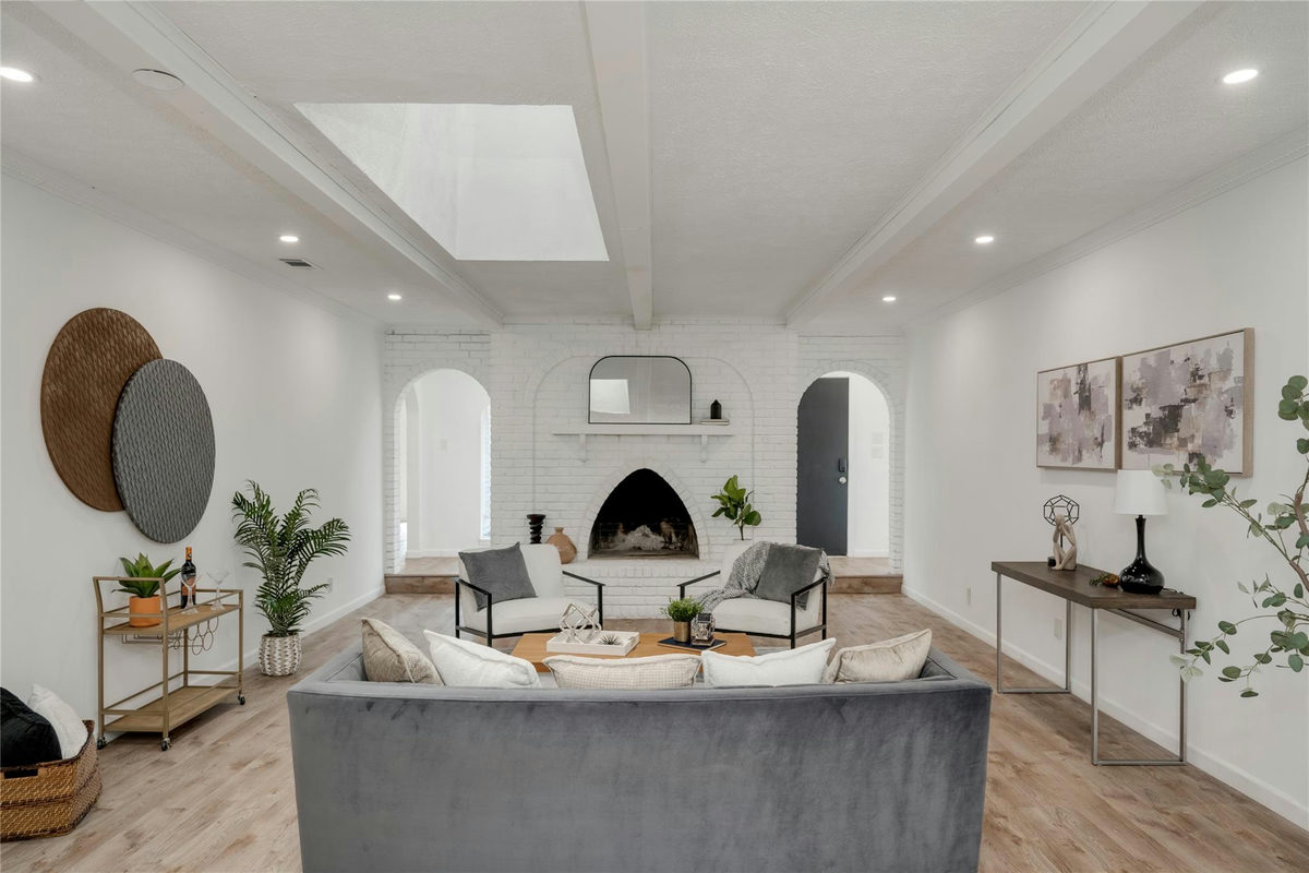 4202 N Hills Dr — photo 3