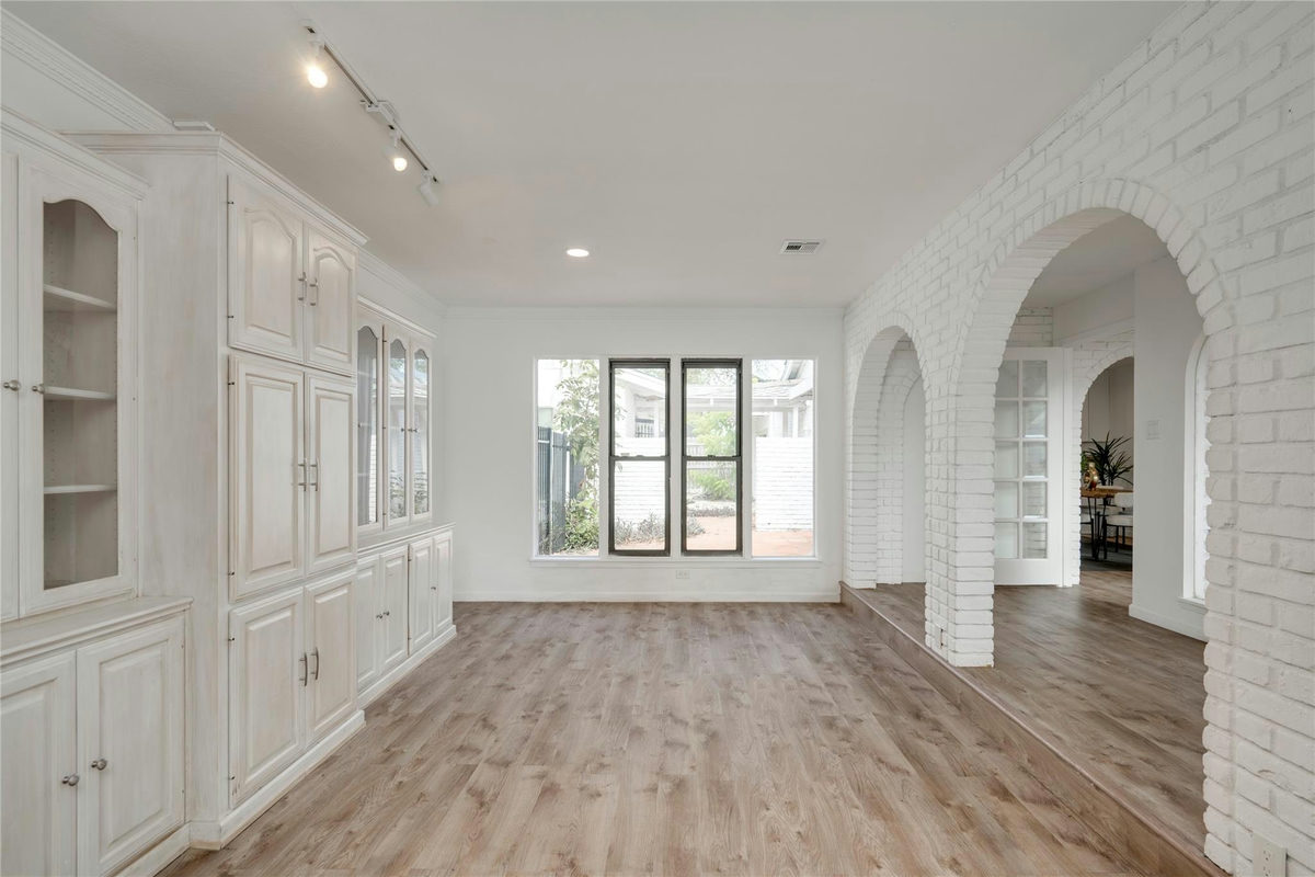 4202 N Hills Dr — photo 2