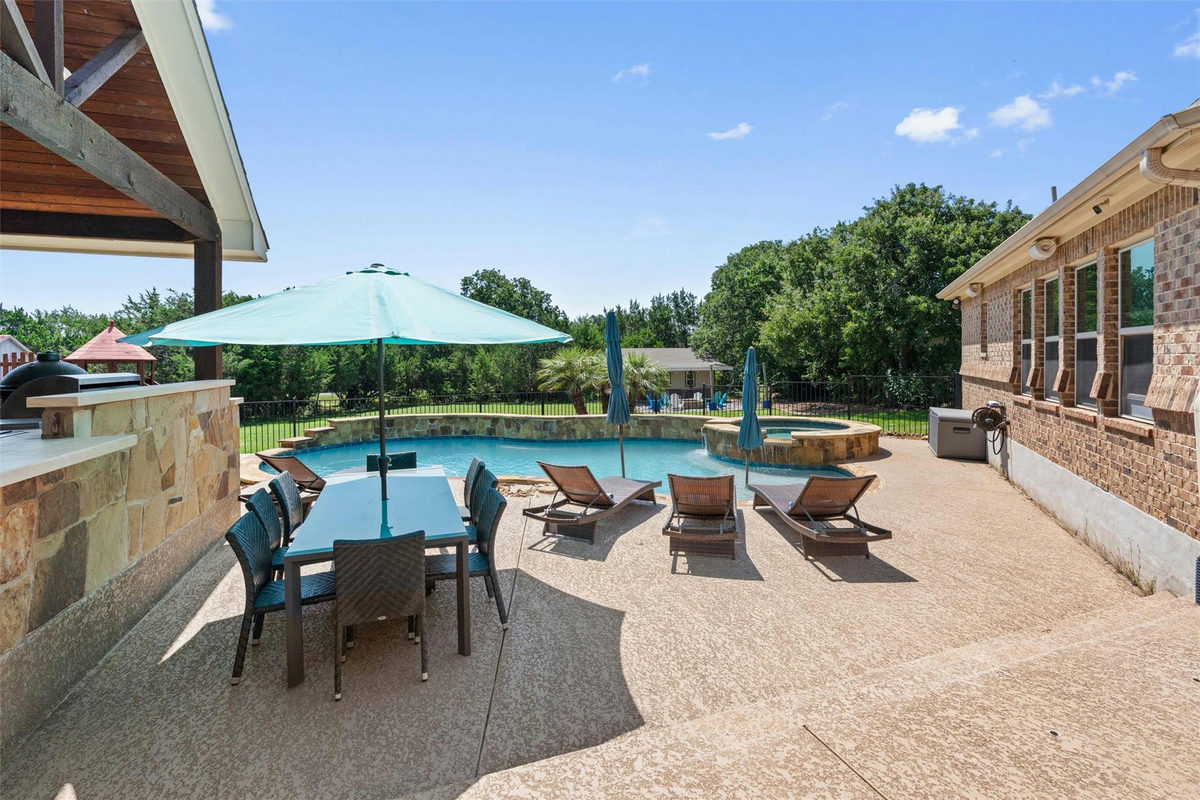 205 Quarry Lake Est — photo 2