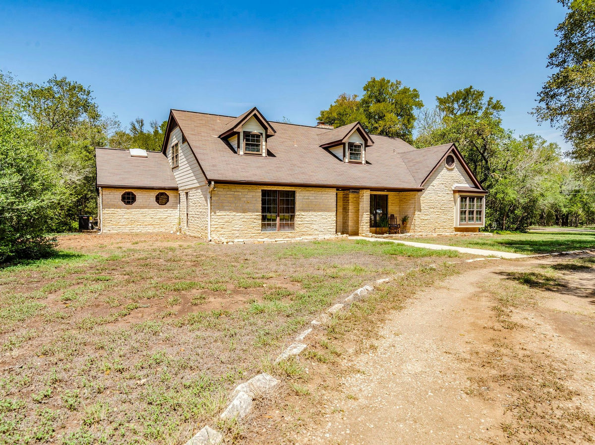 1112 Live Oak Loop — exterior