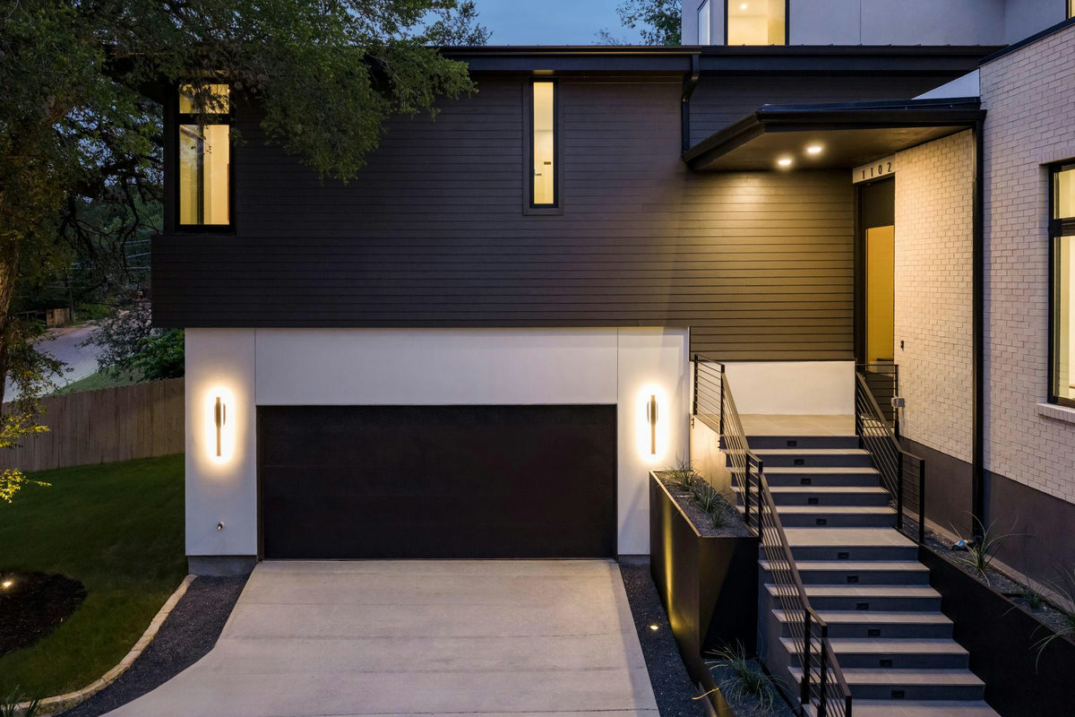 1102 Summit St — photo 3