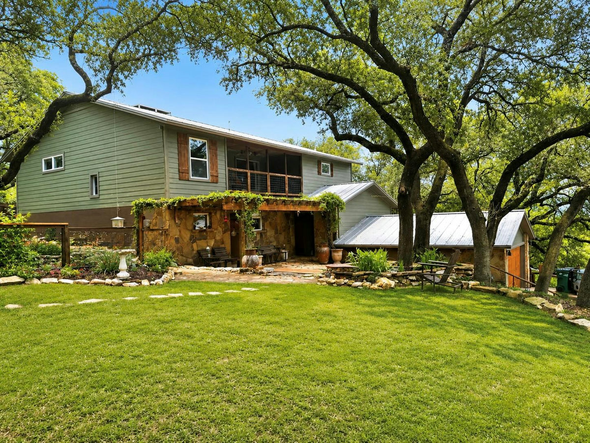 2905 Newton Dr — exterior