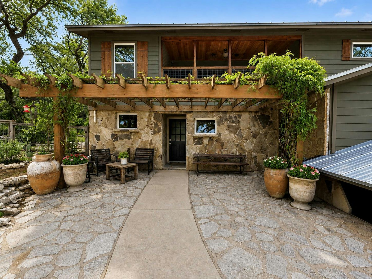 2905 Newton Dr — photo 3