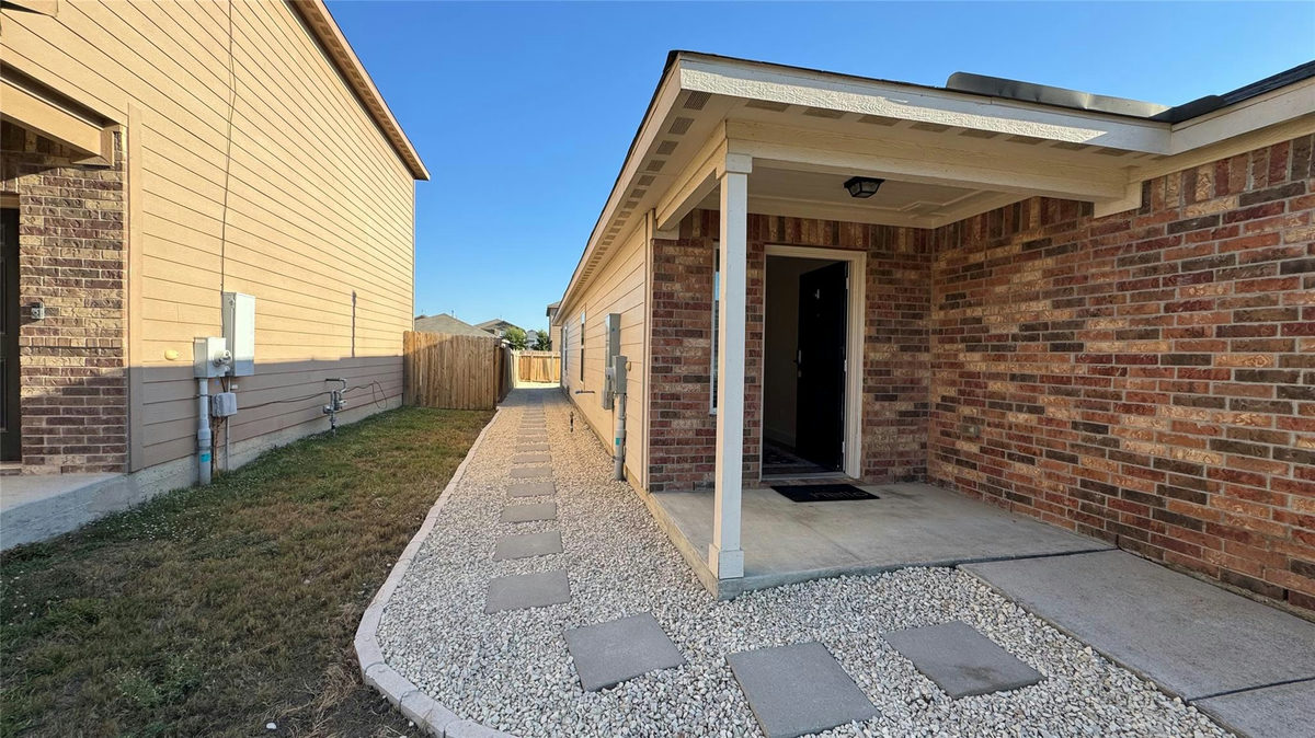 1421 Breanna Ln — photo 2