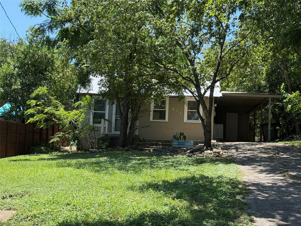 613 Peacock Ln — photo 2
