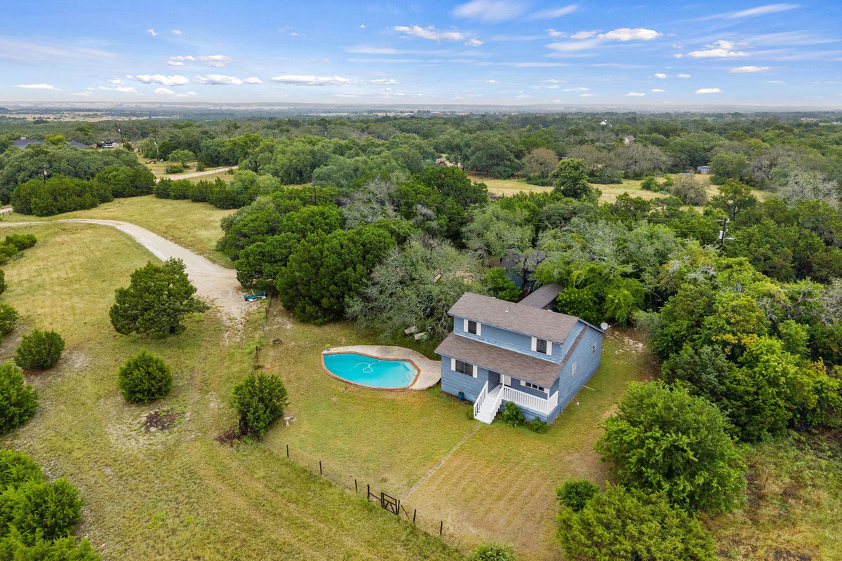 50 Private Road 904 — exterior